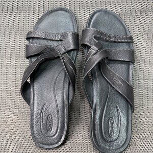 Keen Womens Size 11 EU 42 Black Rose City Pebbled Leather Slide Sandals